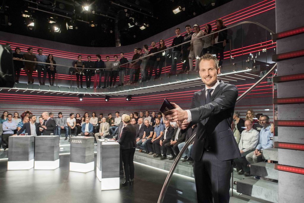Il moderatore di «Arena» Jonas Projer durante l’edizione dedicata alla No Billag: dare spazio al dibattito politico è uno dei compiti della SSR (Keystone)