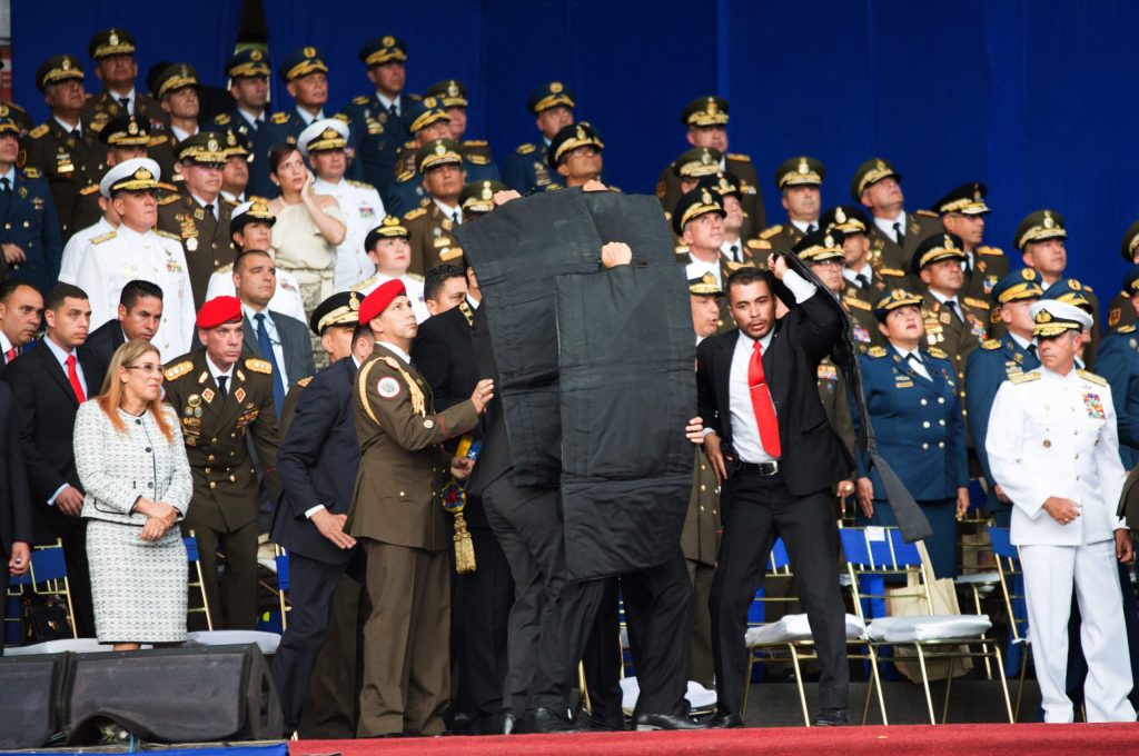 Il presidente Nicolas Maduro viene schermato dalle sue guardie del corpo durante l’attacco con i droni (Keystone)