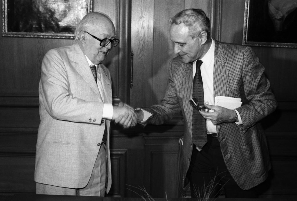Flavio Cotti, in carica dal 1986 al 1999, qui assieme allo scrittore Friedrich Dürrenmatt (Keystone)