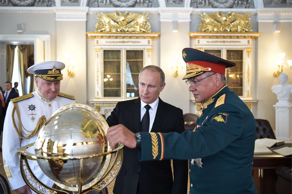 Le mani sul mondo, affinché il mondo non metta le mani sulla Russia. Nella foto, il presidente Putin con i capi della marina e della difesa (Keystone)
