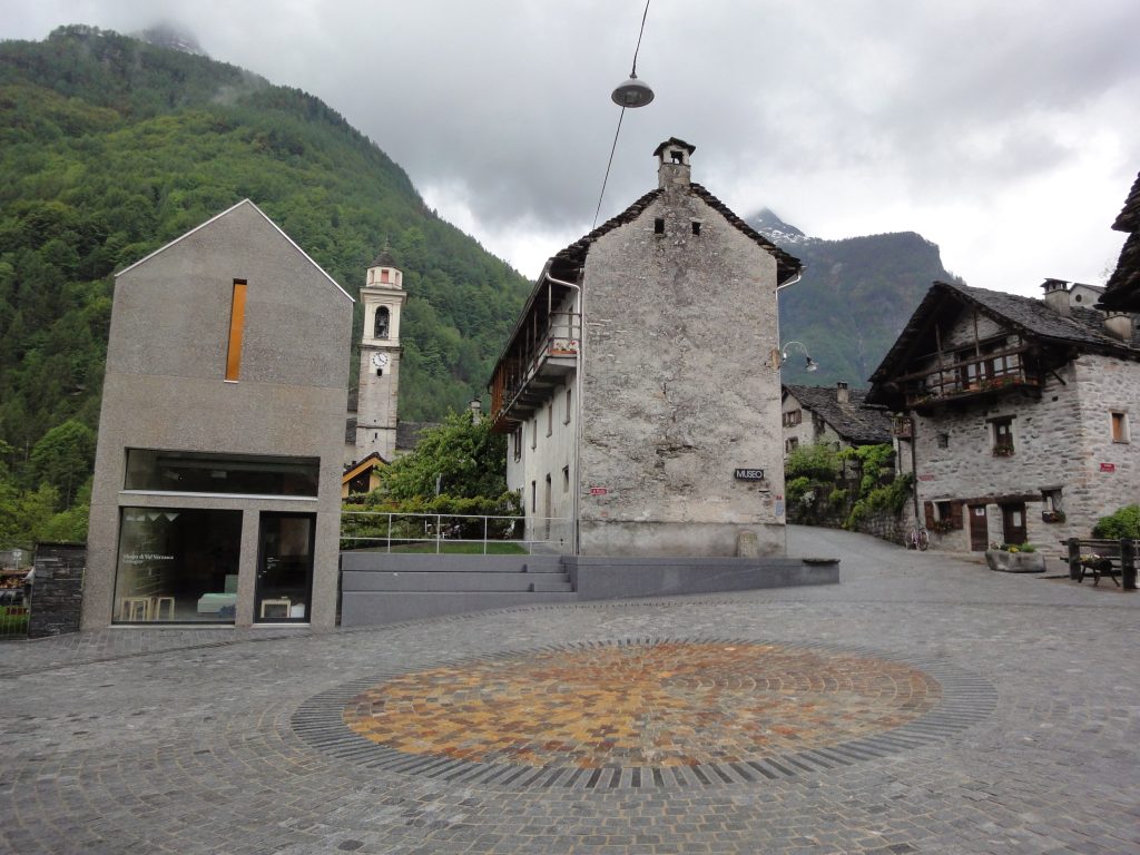 Le due sedi del Museo di Sonogno che si affacciano sulla piazza principale (Elena Robert)