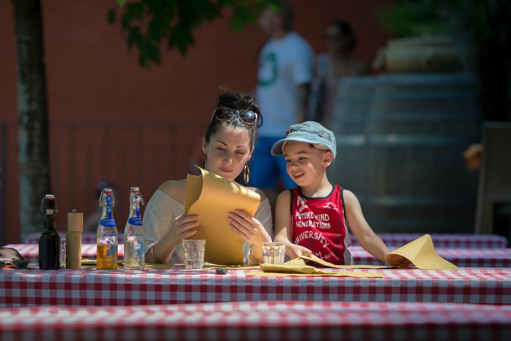 Per le donne, gli accrediti per le cure ai figli sono automatici, quelli per l’assistenza ai parenti vanno richiesti espressamente (Keystone)
