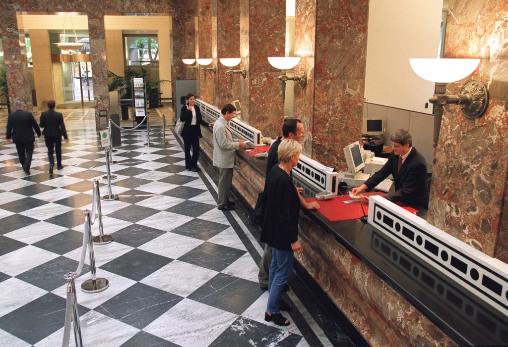 Oggi le banche svizzere consigliano o impongono ai clienti di dichiarare al fisco i capitali depositati (Keystone)