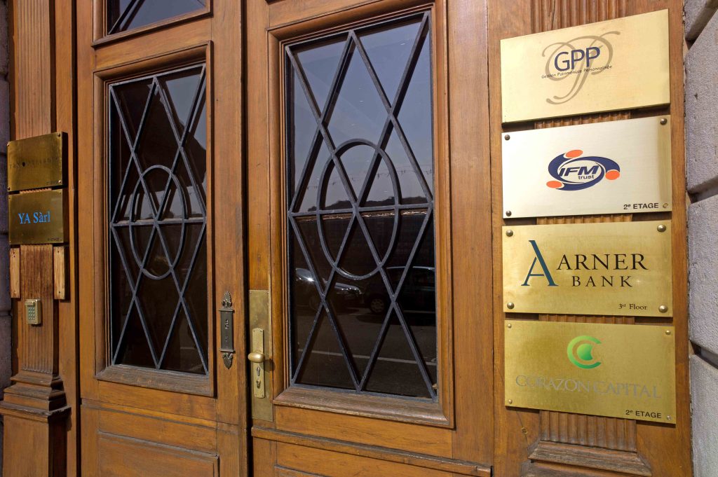 Con patrimoni gestiti fra i 400 e i 600 miliardi di franchi, il settore ha un peso importante (Keystone)