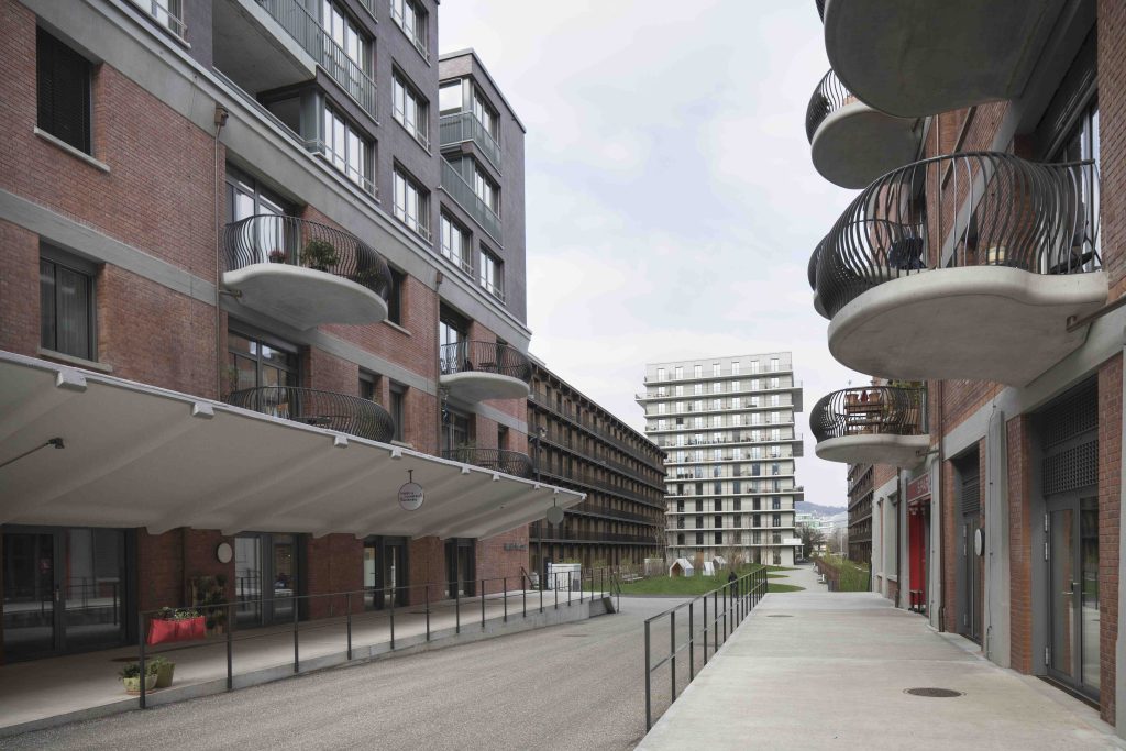 La scarsità di buoni rendimenti altrove rende interessante il settore immobiliare (Keystone)