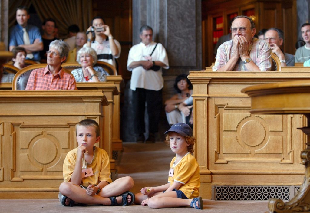 Un pubblico intergenerazionale segue una sessione delle Camere federali: come verranno finanziate le rendite dei giovani di oggi e domani? (Keystone)