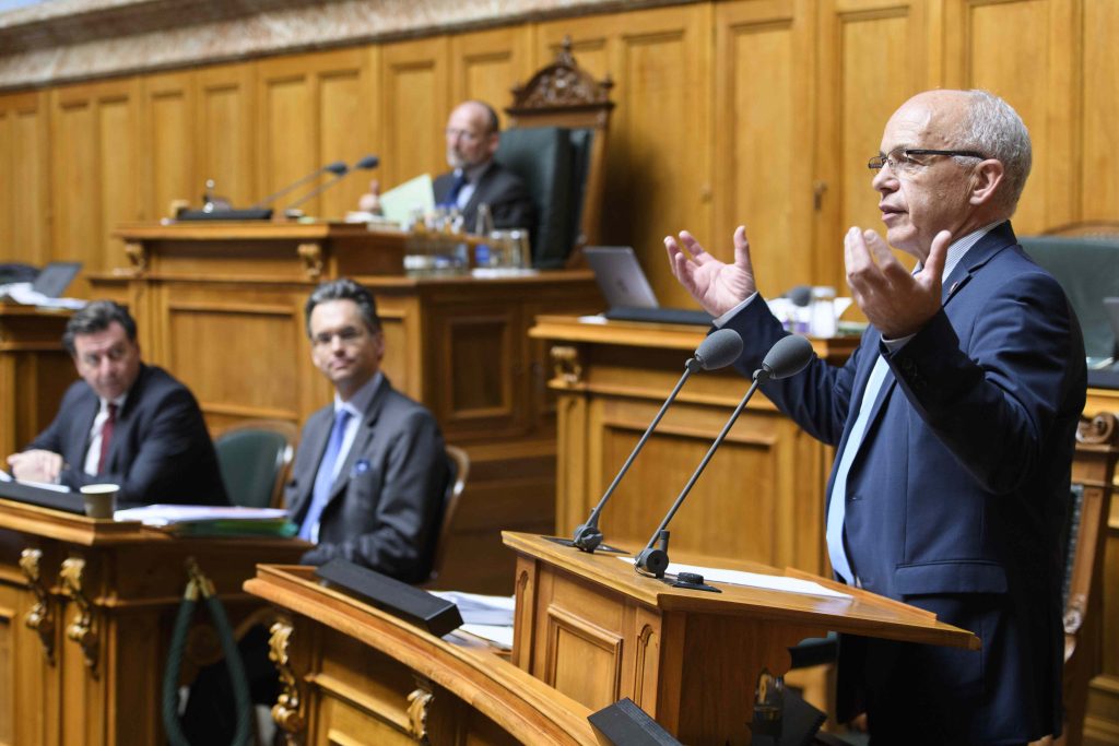 Il ministro delle finanze Maurer al Nazionale in giugno: benché con molti ritocchi, la legge è stata approvata (Keystone)