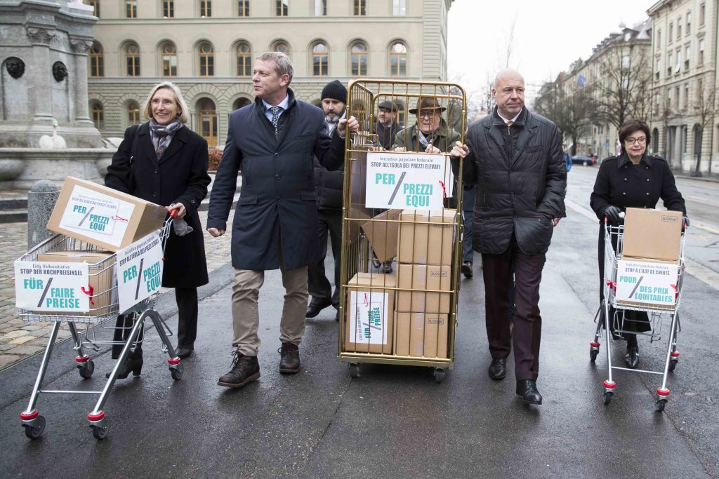 Il comitato promotore dell’iniziativa (fra cui Fabio Regazzi) porta le firme  alla Cancelleria federale, nel dicembre 2017 (Keystone)