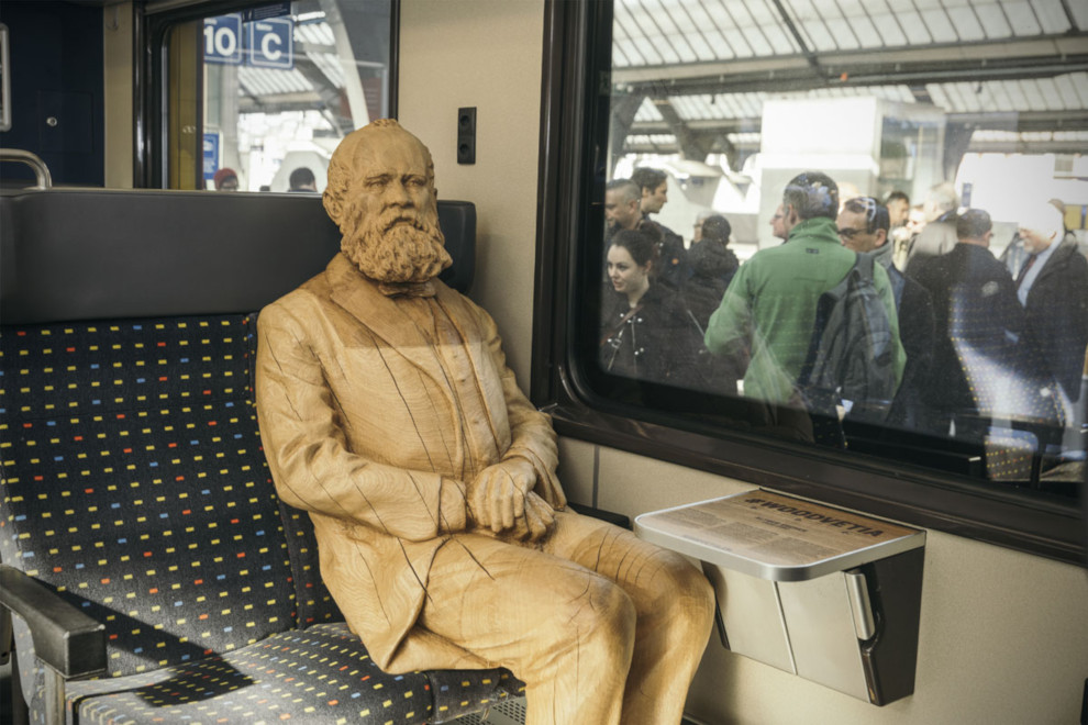 Nel 2017, durante la campagna Woodvetia, un ritratto di Escher in legno di quercia ha viaggiato sui treni delle FFS (bahnonline.ch)