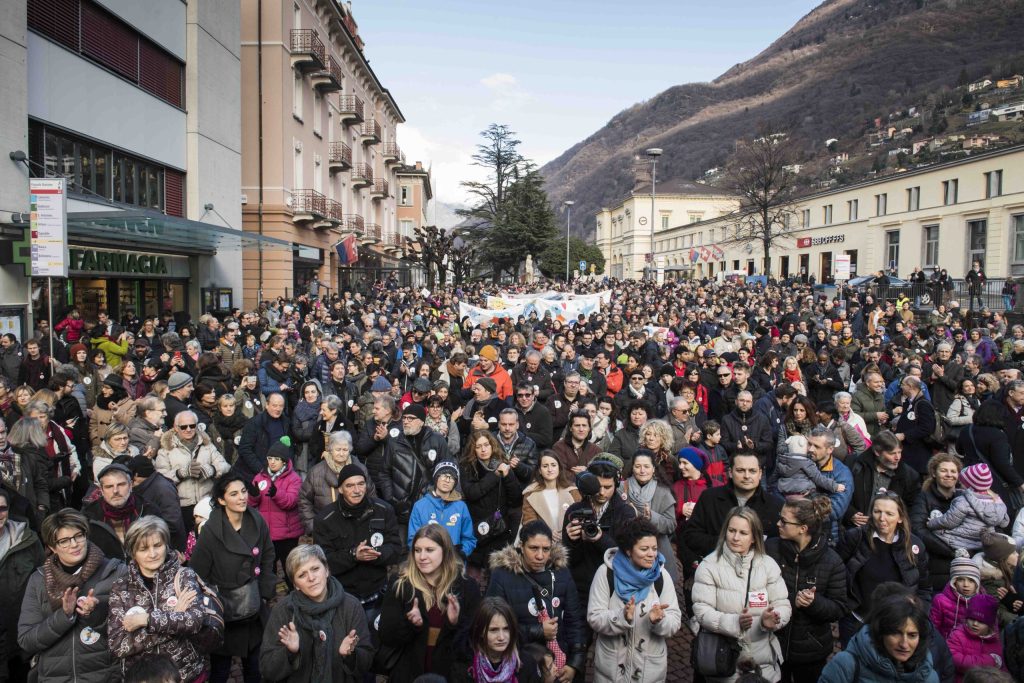 Da gennaio i contrari all’iniziativa «No Billag» hanno moltiplicato gli sforzi in difesa della SSR (nella foto la manifestazione a Bellinzona del 27 gennaio). (Keystone)