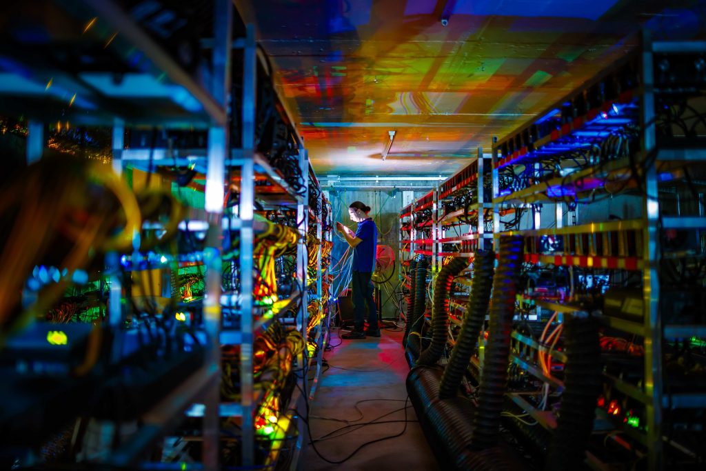 Una delle sfide della fintech riguarda le criptovalute. Nella foto, un laboratorio blockchain a Gondo, in Vallese (Keystone)