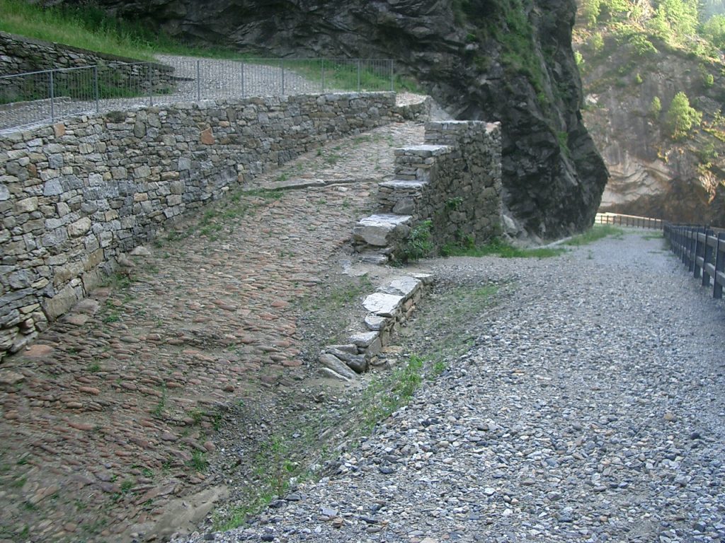 «Per quanto antichi e indistruttibili possano apparirci oggi i muri a secco delle Gole del Piottino, sono minacciati in molti modi»