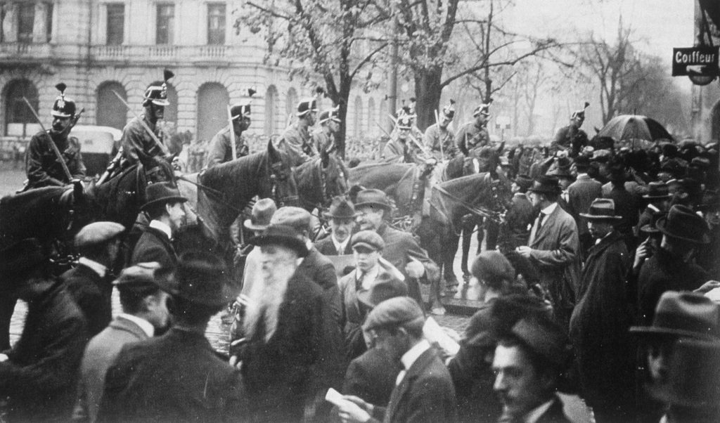 12 novembre 1918: l’esercito interviene contro i manifestanti a Zurigo, sulla Paradeplatz (Keystone)