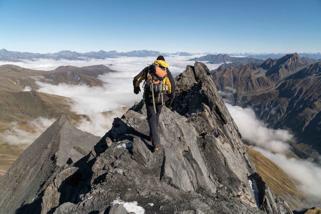 Salendo sempre più in alto, l’alpinista allarga il paesaggio che può osservare, ma ne perde i dettagli, scendendo recupera i dettagli, ma perde la visione d’insieme. Lo stesso succede nella ricerca del sapere (Keystone)