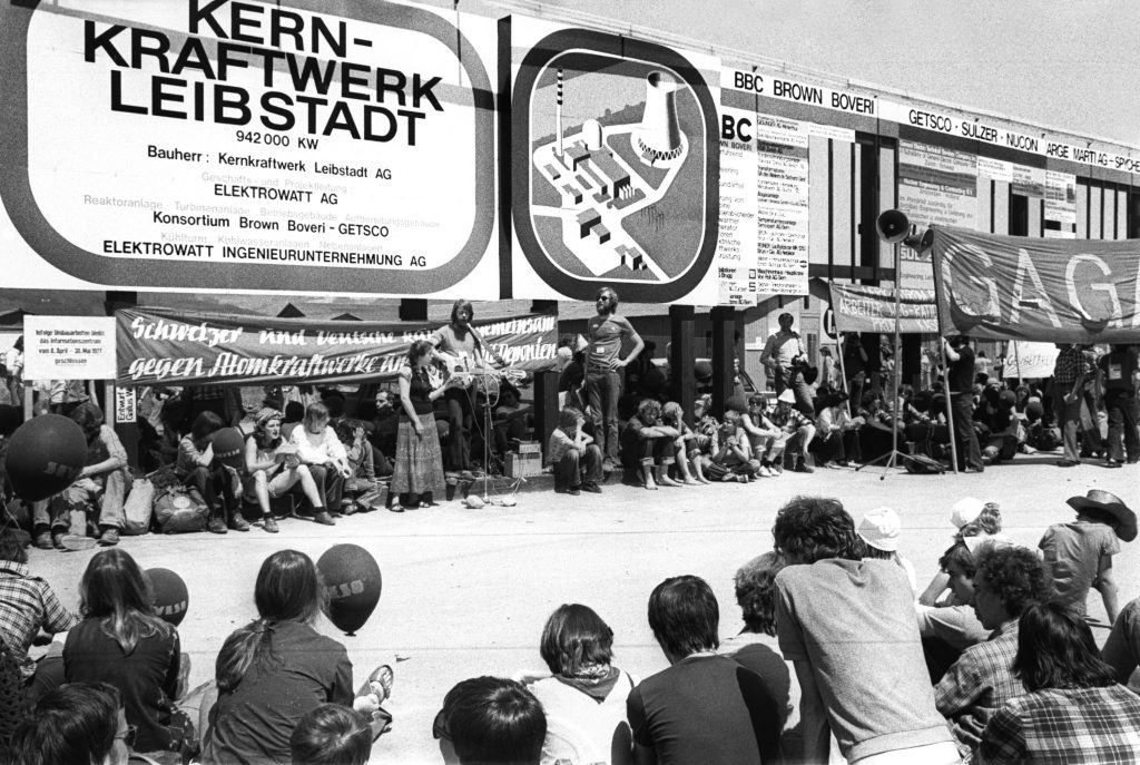 L’occupazione, nel 1975, del sedime a Kaiseraugst in cui avrebbe dovuto sorgere una nuova centrale nucleare – progetto poi abbandonato (Keystone)