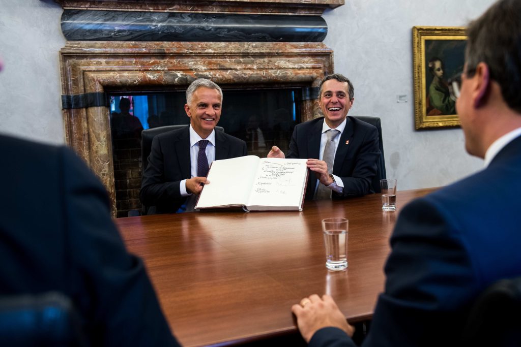 Ignazio Cassis e il suo predecessore al DFAE, Didier Burkhlater: personalità diverse, accenti diversi? (Keystone)