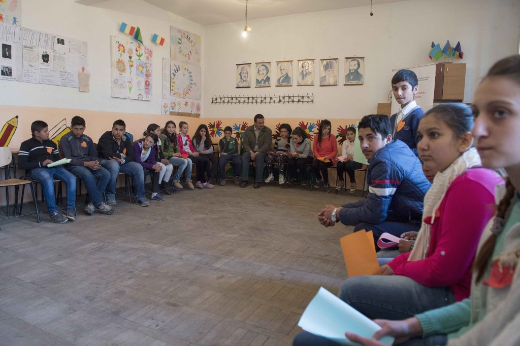 Fra i progetti sostenuti con il primo miliardo per la coesione, anche la scolarizzazione e l’integrazione di ragazzi di etnia rom in Romania (Keystone)