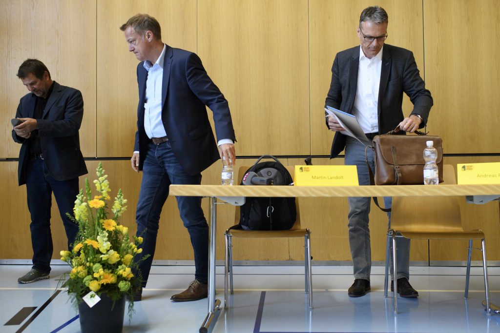 Andreas Felix, presidente del PBD grigionese e presidente degli impresari, (a destra nella foto) è il primo politico a pagare per «appaltopoli» (Keystone)