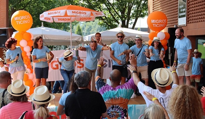 Da sin., Rosy Croce, resp. dip. risorse umane Migros Ticino, Monica Duca Widmer, pres. CdA Migros Ticino, gli organizzatori dell’evento e il direttore Mattia Keller (Fabio Gaspari)