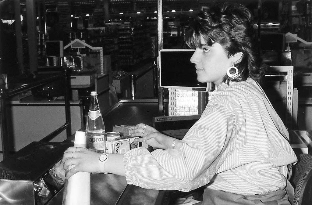 Commessa ticinese con una delle prime casse scanner in una foto scattata a Biasca negli Anni 80