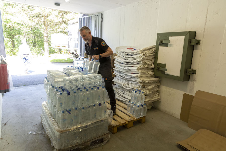 Durante l’emergenza, richiestissime dai pompieri le scorte di acqua nella filiale Migros di Maggia (fotoemme)
