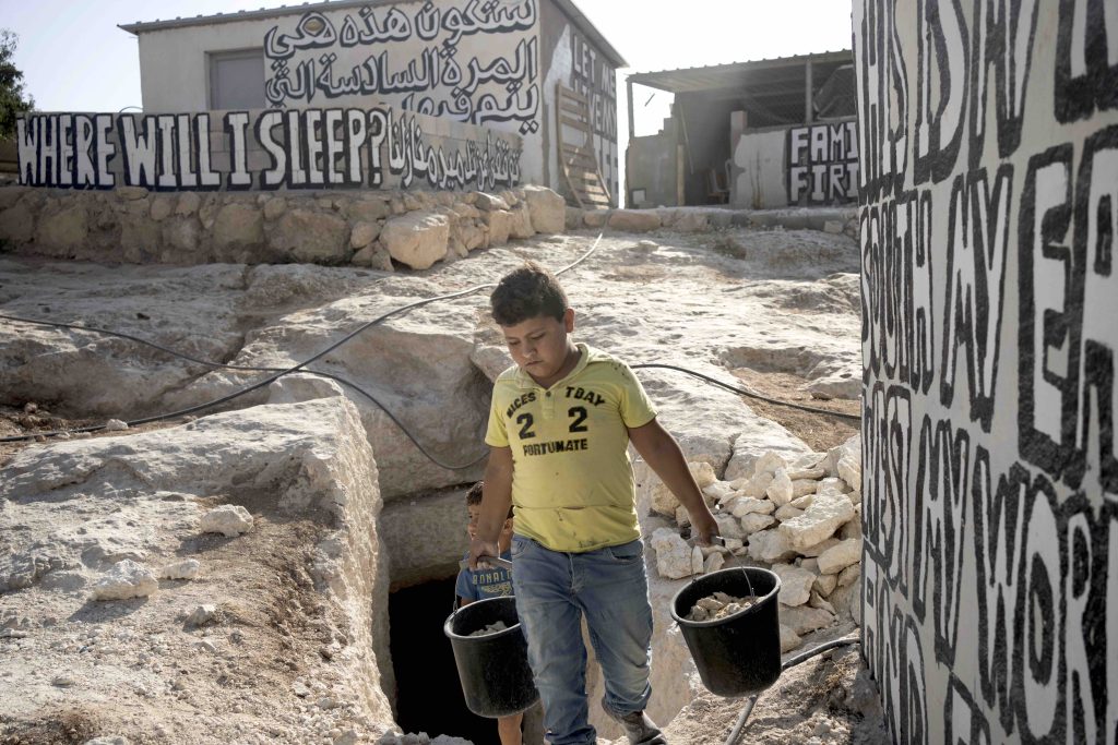 Bambini palestinesi aiutano a scavare una grotta a Masafer Yatta. Nel 2022 Tel Aviv ha approvato la demolizione dell’area a scopi militari (Keystone)