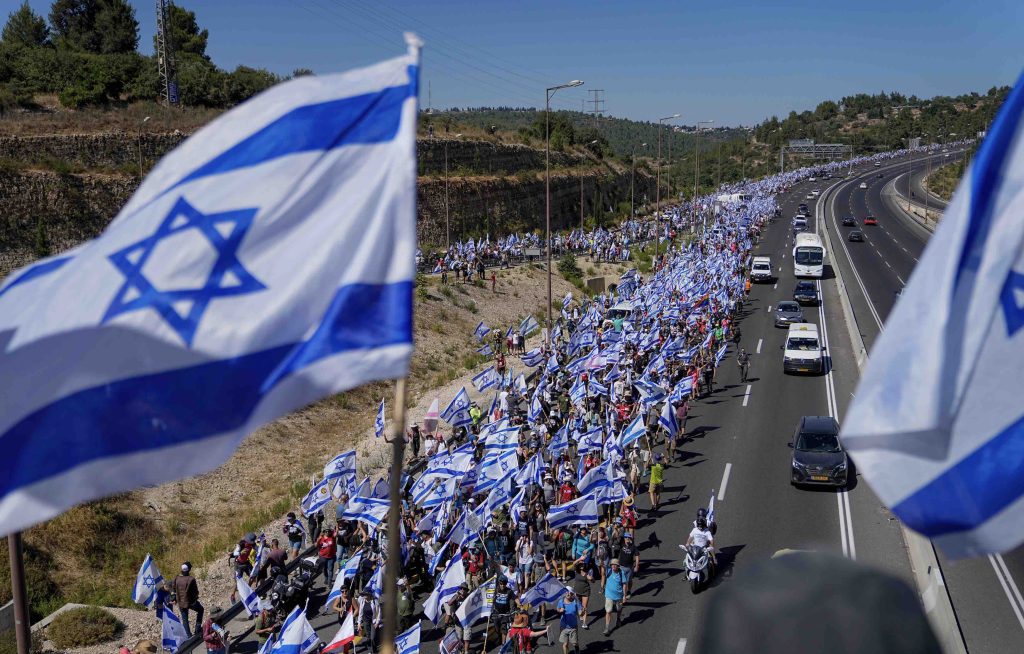 Una spaccatura interna come non la si era mai vista nella cosiddetta «start up nation»; nell’immagine la marcia dei manifestanti verso Gerusalemme (Keystone)