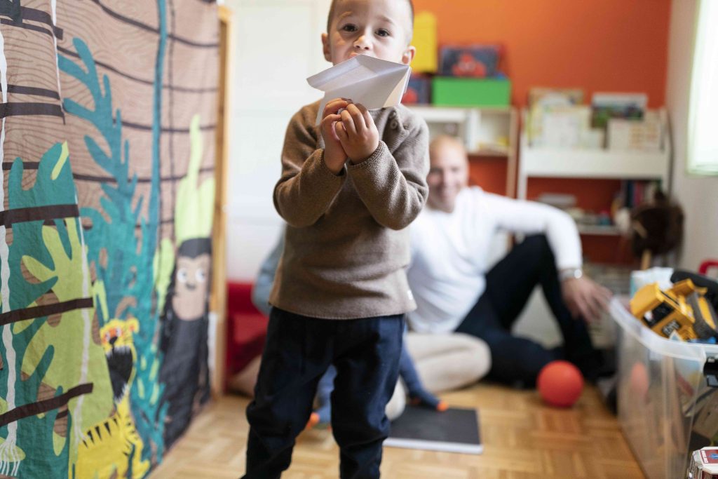 Ricerche evidenziano che molti padri hanno già accresciuto ruolo e impegno in casa e famiglia e che desiderano fortemente continuare a farlo (Keystone)