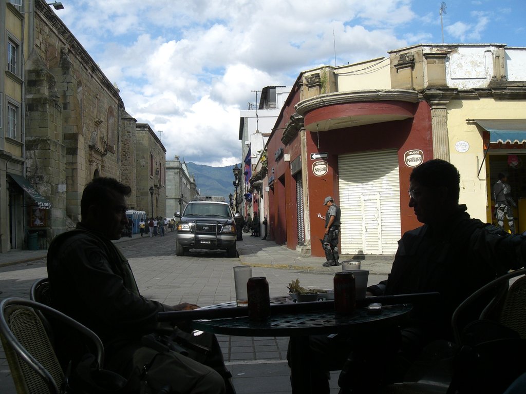 Militari in pausa nel bar prima del corteo insegnanti