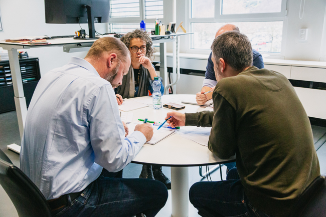 Momenti della formazione effettuata dal Servizio della protezione della popolazione del Cantone alla cellula di crisi di Migros Ticino (Oleg Magni)