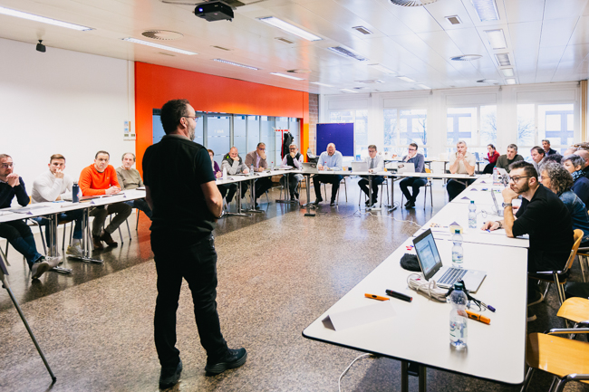 Momenti della formazione effettuata dal Servizio della protezione della popolazione del Cantone alla cellula di crisi di Migros Ticino (Oleg Magni)