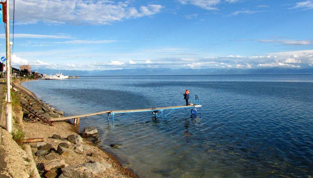 Pescatore sul Lago Bajkal, il più profondo del mondo, minacciato però dall’inquinamento