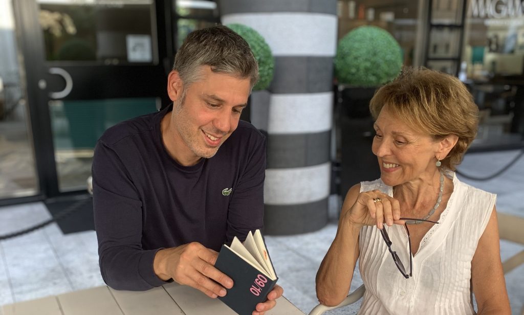 Luca Corti e Yvonne Pesenti Salazar con alcuni esemplari di agenda del Percento culturale Migros (Sala)