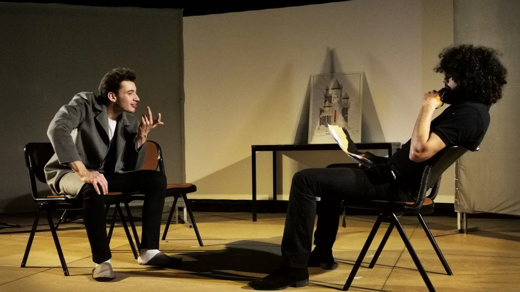 Due degli allievi del progetto pilota recitano il copione scritto da loro