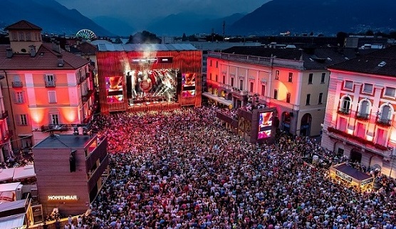 La suggestiva Piazza Grande di Locarno