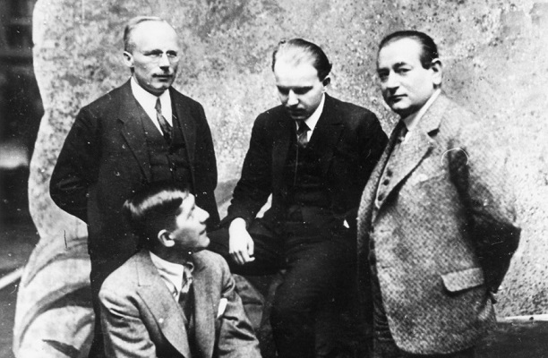 Paul Bekker (a des.) insieme al Maestro di cappella Dr. Zulauf, al compositore Ernst Krenek e all’artista Oskar Kokoschka (seduto), 1920 (Keystone)