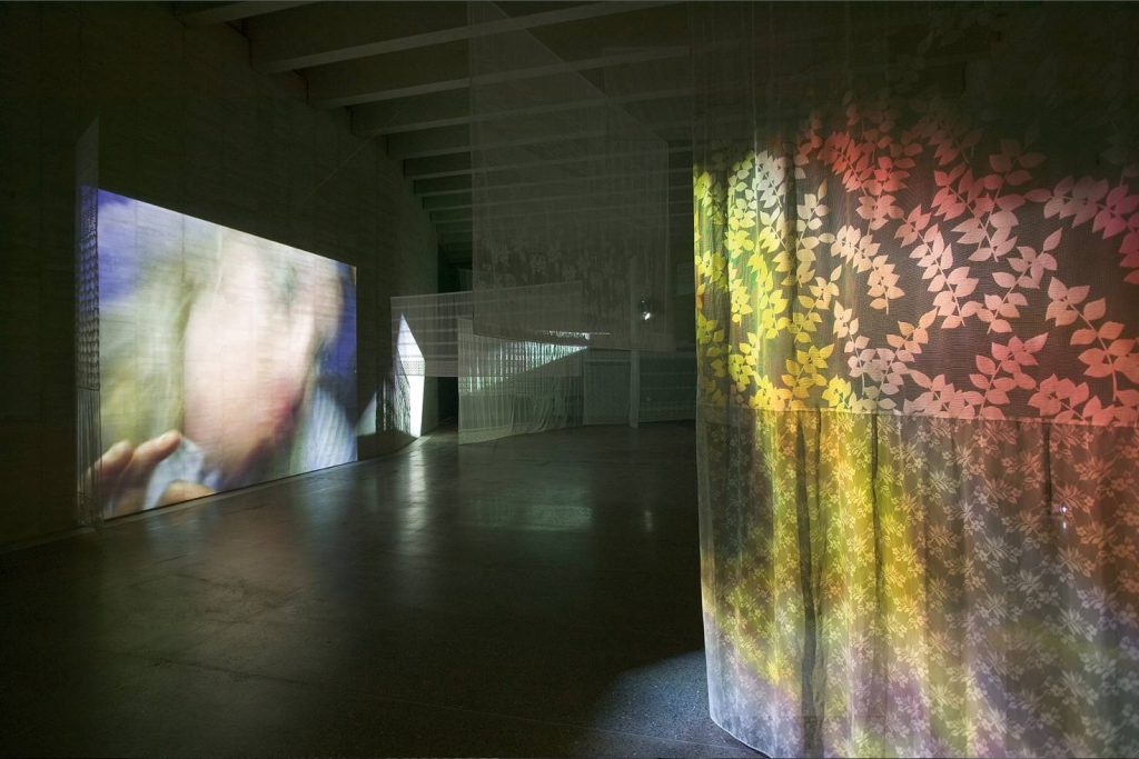 Pipilotti Rist, «Show a Leg» (Raus aus den Federn), 2001 (Sammlung Migros Museum für Gegenwartskunst)