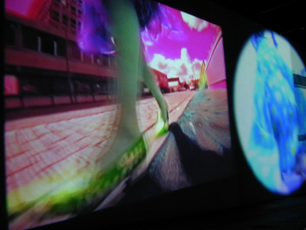Pipilotti Rist, «Show a Leg» (Raus aus den Federn), 2001 (Sammlung Migros Museum für Gegenwartskunst)