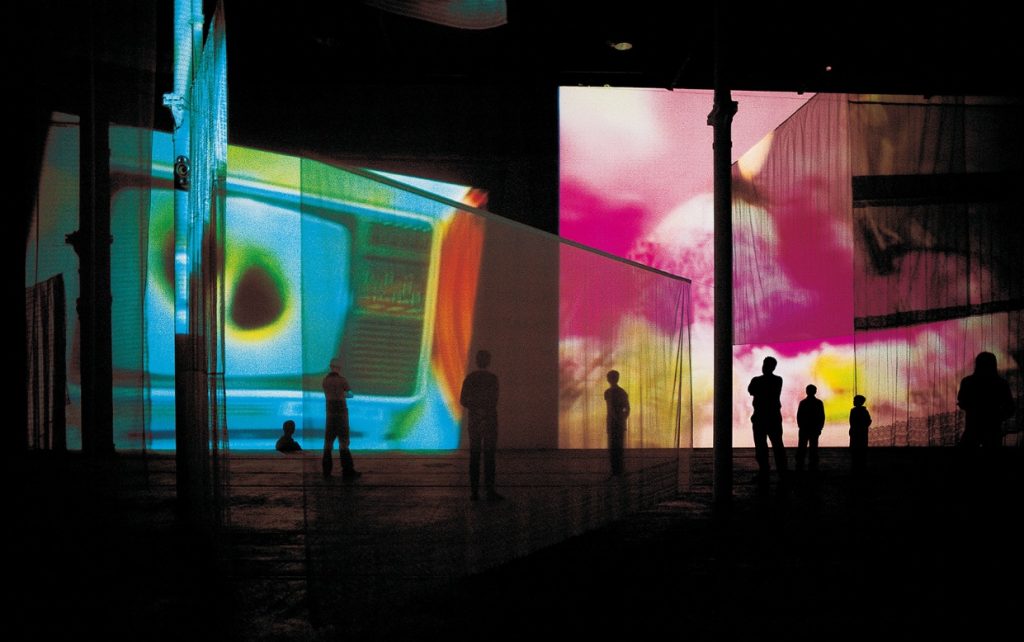 Pipilotti Rist, «Show a Leg» (Raus aus den Federn), 2001 (Sammlung Migros Museum für Gegenwartskunst)