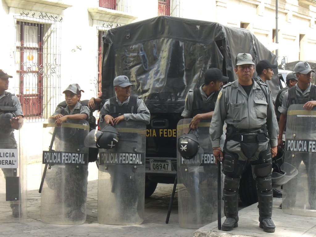 Polizia federale durante la protesta insegnanti  ad Oxaca