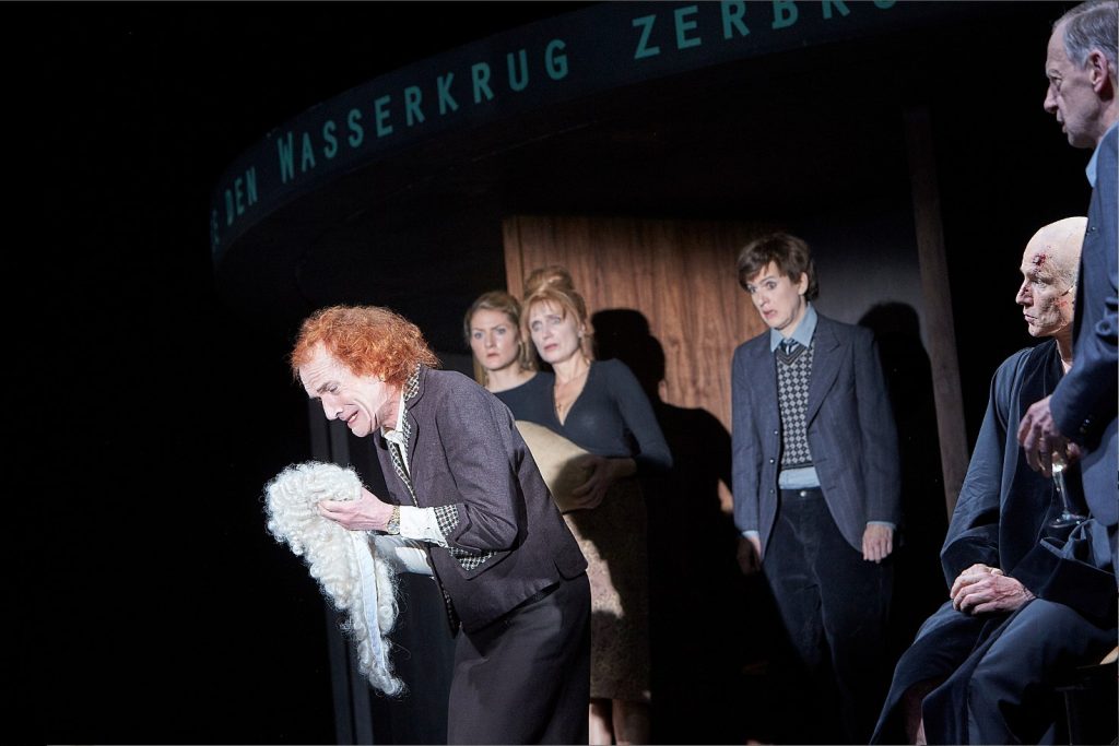 Una scena di «Der zerbrochne Krug»: la pièce sarà alla Schauspielhaus fino a inizio gennaio (© Matthias Horn)