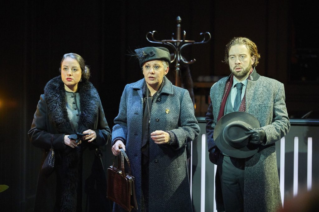 Lilian Farahani (Mrs. Gobineau), Borjana Angelova (Mrs. Nolan) e Carl Rumstadt (Mr. Gobineau) (Foto Philipp Zinniker)