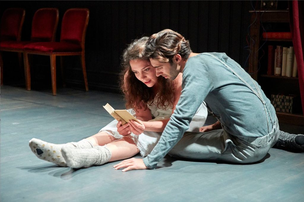 Elissa Huber (Monica) e Davidson Farias (Toby) in «The Medium» (Foto Philipp Zinniker)
