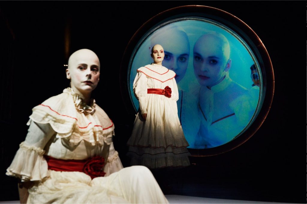 Isabelle Menke e Julia Kreusch; proiezione: Elisa Plüss, Henrike Johanna Jörissen (Tanja Dorendorf / T+T Fotografie)