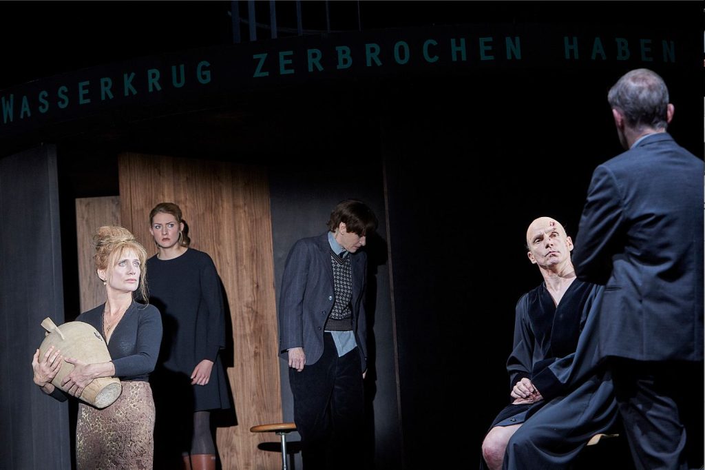 Una scena di «Der zerbrochne Krug»: la pièce sarà alla Schauspielhaus fino a inizio gennaio (© Matthias Horn)