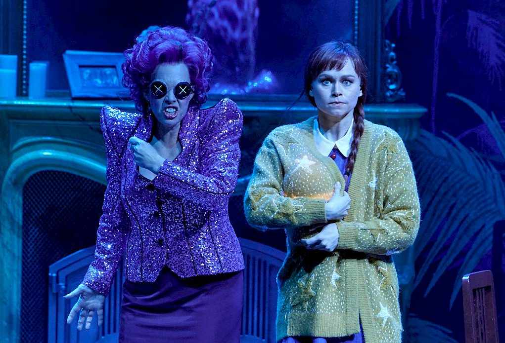 Irène Friedli e Deanna Breiwick nei panni della seconda madre e di Coraline (© Herwig Prammer)