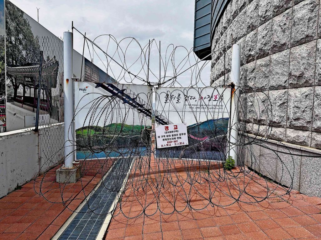 Filo spinato nella città sudcoreana di Paju. Non è stato possibile scattare fotografie nelle zone di controllo: è vietato (Pompili)