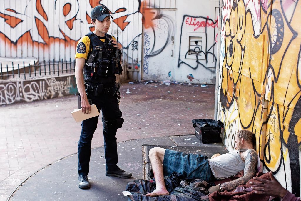 Un agente della polizia di Portland e una persona svenuta a causa del fentanyl (Keystone)