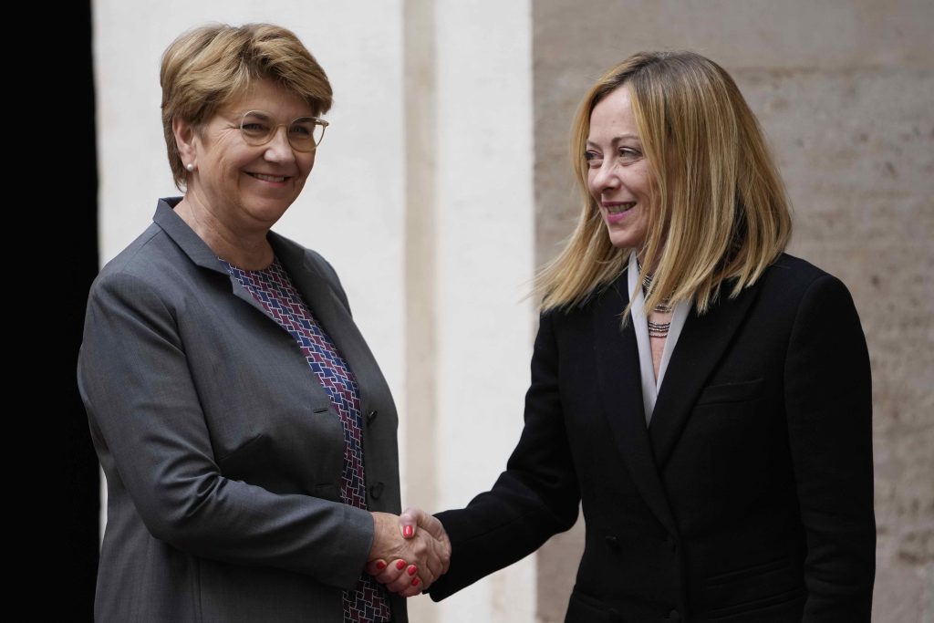 A inizio maggio Viola Amherd, nell’immagine a sinistra, è stata in Italia e ha incontrato Giorgia Meloni (Keystone)