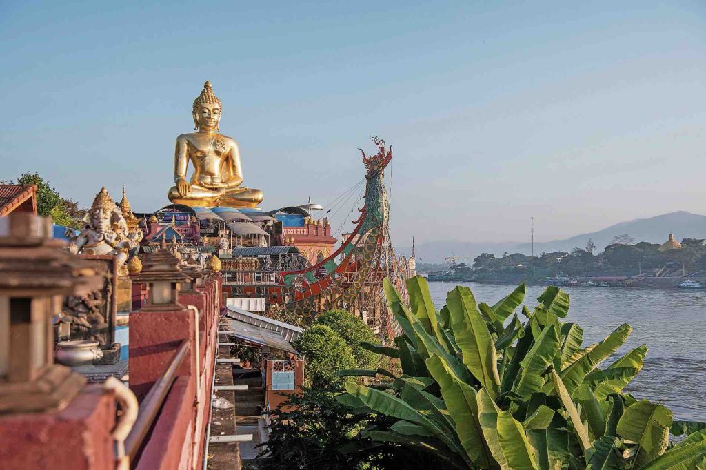 Il Buddha gigante nella città di Sop Ruak, Thailandia (Shutterstock)